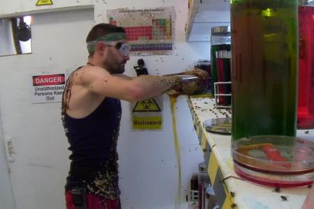 Ruhig und gelassen wühlt Menderes im Labor in Gläsern voller Fischabfällen, Skorpionen, Spinnen und Riesenkakerlaken - mithi...