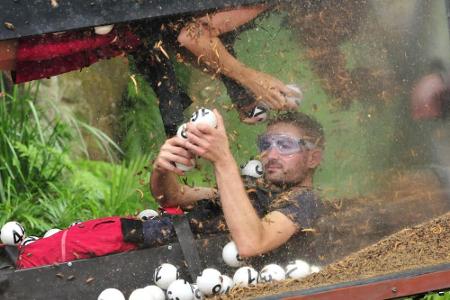 Tag 11: Menderes muss gemeinsam mit Nathalie zur Dschungelprüfung 