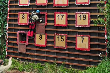 Während Ricky laut brüllend Weihnachtsgeschenke auspackt, darf Jürgen am 