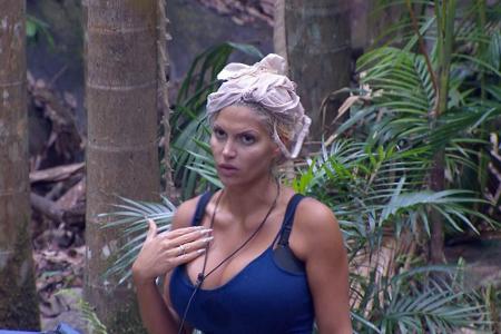 Besonders Sophia Wollersheim und Nathalie Volk sind seiner Meinung nach viel zu faul. Doch das lässt Busenwunder Sophia nich...