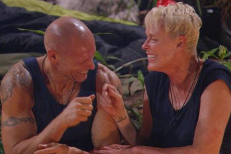 Das bleibt den anderen Bewohnern nicht verborgen. Thorsten Legat und Brigitte Nielsen reden über Rickys - doch eher plumpen ...