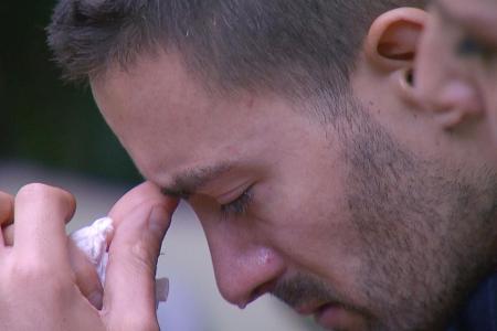 Menderes weint, weil er mit Rolf einen engen Verbündeten im Camp verliert.