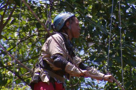 Ricky kann es nicht glauben, dass Helena sich nicht vom Fleck rührt.