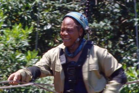 Das bringt ihm zwar auch keine Sterne mehr ein, aber er kann wenigstens kurzzeitig seine eigene Angst vor der Höhe bezwingen...