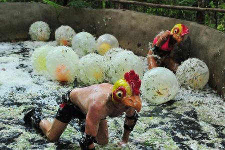 Dabei müssen sie 20 Eier (Ballons), die in einem Becken voller Schleim und Federn liegen 
