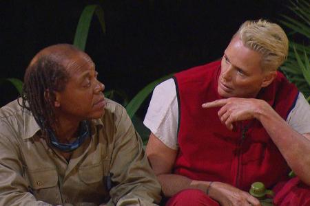 Ricky und Brigitte sind überfordert: Sie haben in der Nacht mehrmals Gunter und Rolf zur Toilette begleitet und dabei gestüt...