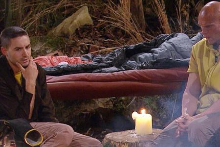 Tag 4: Menderes Bagci (l.) berichtet Thorsten Legat von seiner schweren Darmerkrankung: 