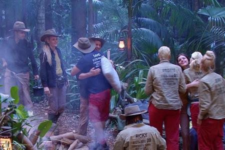 Zurück in den Camps erfahren die Teilnehmer, dass sie jetzt wieder zusammenziehen dürfen: Das Hallo ist groß, als alle im Ba...