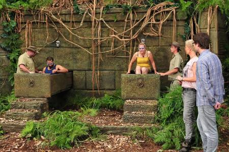 Die Moderatoren Sonja Zietlow und Daniel Hartwich weisen die beiden zunächst ausgiebig ein.