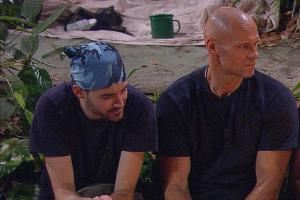 Wie die Favoriten auf der Stange: Menderes (li.) und Thorsten Legat am Lagerfeuer