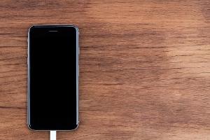 Das Ladekabel könnte beim iPhone bald wegfallen