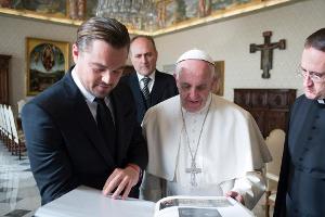 Leonardo DiCaprio (l.) im Gespräch mit Papst Frnaziskus