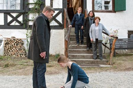 Rebecca (Gro Swantje Kohlhof) wählt Kai Perlmann (Sebastian Bezzel) als ihren neuen 