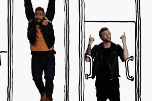 Andre Schiebler von Ape Crime singt mit Ado Kojo