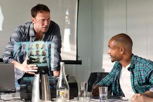 "Tatort: Feuerteufel": Falke (Wotan Wilke Möhring) berät sich mit seinem Kollegen Bischof (Patrick Abozen).