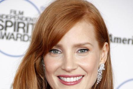 Jessica Chastain freut sich mit ihrer Oma über den wiedergefundenen Hund