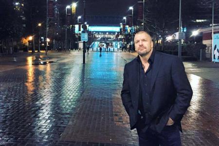 Auch im Anzug macht er eine gute Figur: Paul 