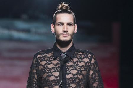 Der wohl extravaganteste Modetrend im Frühjahr 2016: Hemden in Spitzenoptik für Männer