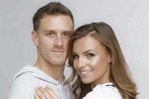 Auf dem Verlobungsfoto von Laura Wontorra und Simon Zoller strahlt nicht nur der Ring