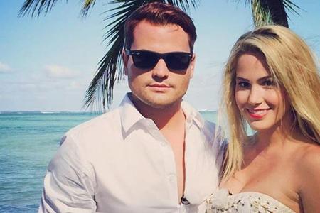 Rocco Stark und Angelina Heger posieren vor einer traumhaften Kulisse in der Karibik