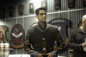 Der ungestüme William Adama (Luke Pasqualino) verdient sich schnell seine Sporen