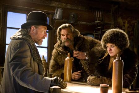 Oswaldo (Tim Roth, l.) erklärt der Verbrecherin Daisy (Jennifer Jason Leigh) und John 