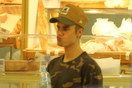 Allein in der Bäckerei: Justin Bieber musste am Montag - wie hier an Silvester - ohne Freundin und Freundinnen auskommen