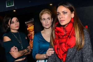 "GZSZ": Anni (l.) und Sophie (M.) sind besorgt, als die völlig fertige Jasmin auf der Modenschau vor Publikum und Presse fli...