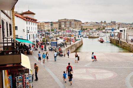 Blick auf die Hafenpromenade von San Sebastián.
