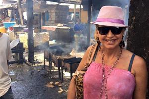 Der Stein des Anstoßes: Carmen Geiss posiert für ein fröhliches Urlaubsfoto im Slum