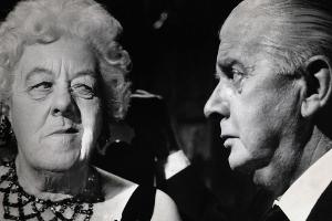Der Film "Der Wachsblumenstrauß" (1963, "Murder at the Gallop") mit Margaret Rutherford als Miss Marple und Stringer Davis b...