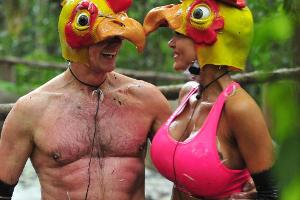 Kann mithalten: Das Sixpack von Dschungelcamper Jürgen Milski macht neben Sophia Wollersheims Twopack eine gute Figur