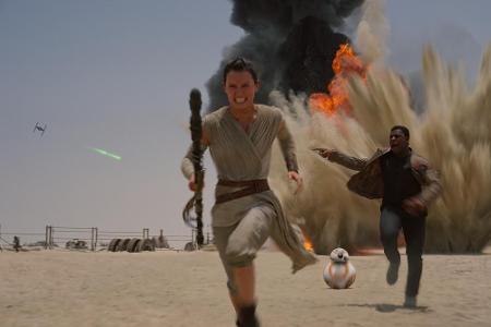 Rey (Daisy Ridley), der Droide BB-8 und Finn (John Boyega) in 