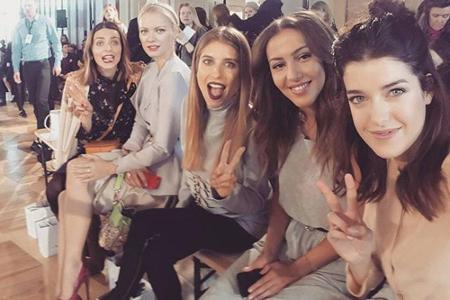Die Front Row bei der Fashion Show von Marina Hoermanseder: Eva Padberg, Franziska Knuppe, Cathy Hummels, Namika und Marie N...