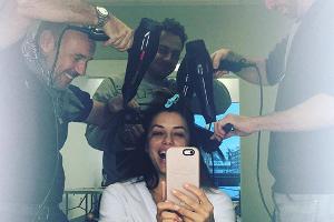 Gleich drei Menschen kümmern sich gleichzeitig um Eva Longorias Haarpracht