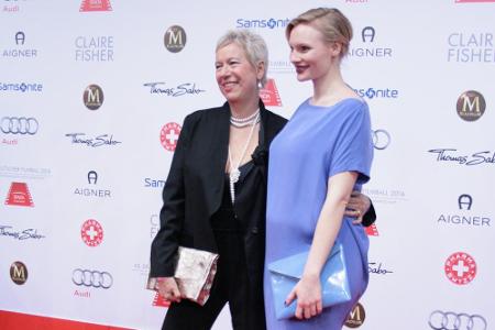 Regisseurin Doris Dörrie und die schwangere Schauspielerin Rosalie Thomass (r.)