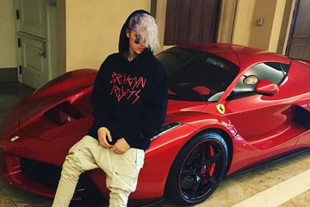 Teenieschwarm Justin Bieber präsentiert in lässiger Pose seine neue Frisur
