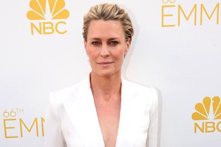 Robin Wright kämmt ihren Pixie-Cut straight nach hinten
