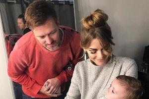 Jaime King hält ihren Sohn Leo Thames im Arm