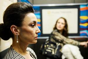 "Alles was zählt": Im Fahrstuhl eskaliert der Streit zwischen Simone (l.) und Carmen.