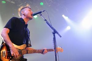 Mark Hoppus von Blink 182 während eines Live-Konzerts