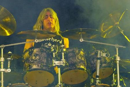 Mikkey Dee in Aktion beim Glastonbury-Festival 2015
