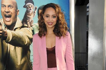 Amber Stevens West zeigt sich im Office-Chic
