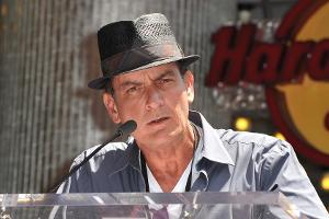 Charlie Sheen bleibt ein gefragter Mann bei Gericht