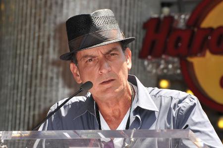 Charlie Sheen bleibt ein gefragter Mann bei Gericht
