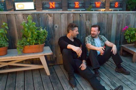 Tonmann Ian Finch (Ricky Gervais, re.) und Reporter Frank Bonneville (Eric Bana)