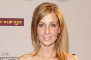 Charlotte Würdig deutet auf Facebook wachsendes Familienglück an