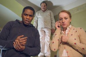 "Wer hat Angst vorm weißen Mann?": Alpha (Tony Harrisson Mpoudja) und Zita (Brigitte Hobmeier) sind noch geschockt über den ...