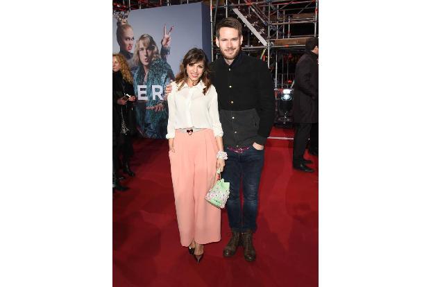 ...sich Revolverheld-Frontmann Johannes Strate mit seiner Lebensgefährtin Anna Angelina Wolfers präsentierte. Ein weiteres...