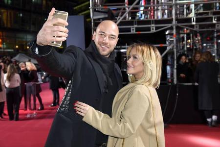 ...wollten sie auch auf einem Selfie festhalten. Schließlich ist so eine Premiere mit Hollywood-Stars ein Moment, den man ge...